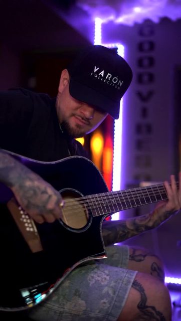 Con un estilo inconfundible, resultado de su gusto por lo campirano tradicional y su fusión con las tendencias contemporáneas, Danny Félix representa una nueva generación dentro de la música regional mexicana.

Reconocido como uno de los requintistas más influyentes de la actualidad, Danny revolucionó el sonido del género con su característico estilo tumbado, dando forma a una nueva era de los corridos junto a los artistas más importantes del movimiento. 

Perfeccionista por naturaleza, Danny imprime pasión y detalle en cada uno de sus proyectos.
Hoy, al unirse a Varón Guitars, su visión, ideología y estilo se reflejarán en los próximos lanzamientos de nuestra marca.

¡Bienvenido, Danny! veessshh

Conoce más de nuestra marca, artistas y productos en varonguitars.com

#VarónGuitars #DannyFelix